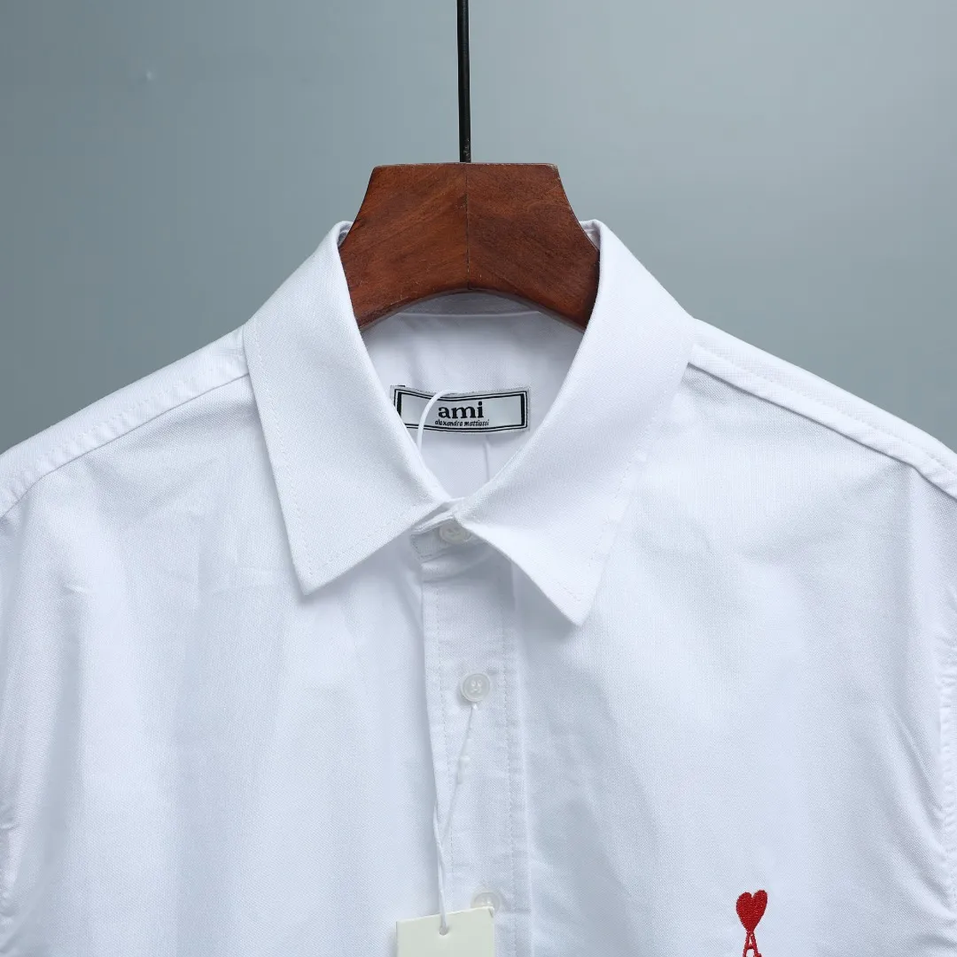 Ami Paris/Ami short-sleeved shirt is made of custom-made Oxford fabric, which has a crisp texture and subtle texture. It is breathable and durable, and will not collapse easily after being worn for a long time. The basic pure colors are clean and refreshing, and the iconic Red love A embroidery on the left chest is small and eye-catching, which is the finishing touch of brand recognition. The neat lapels and fitted tailoring are simple yet refined. It can be worn alone to create a refreshing daily look, or it can be worn as a Versatile inner layer to match a variety of styles, easily creating a casual yet high-end French atmosphere. Size: S M L XL